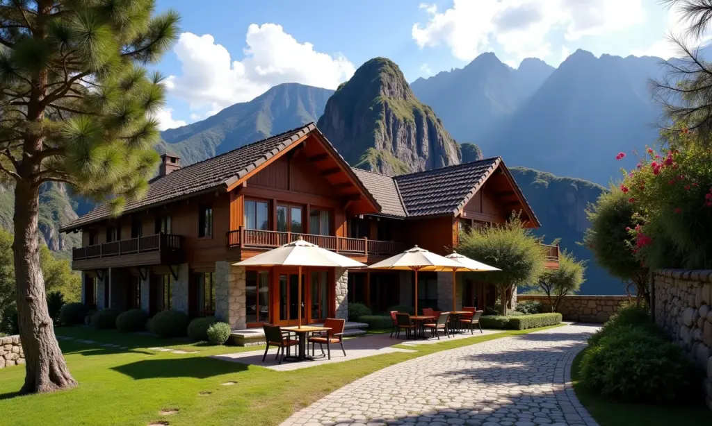 Fachada do El Mapi Hotel com Machu Picchu ao fundo.