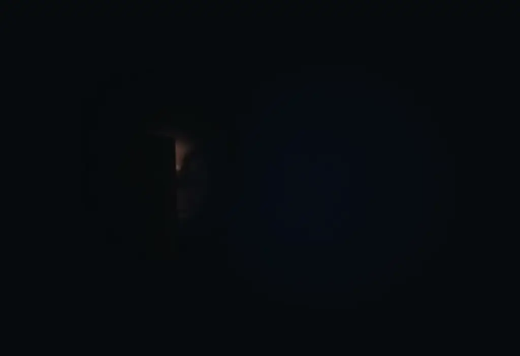 Celular com alertas de vírus na tela