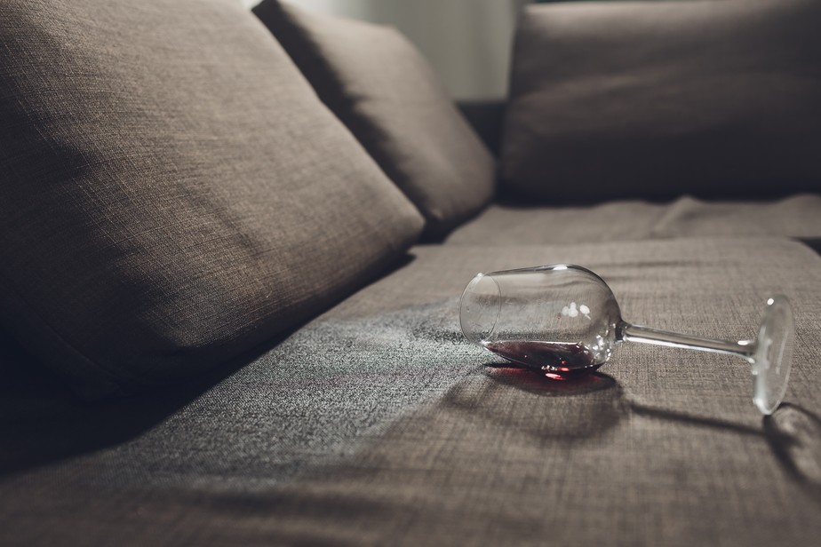 como tirar mancha de vinho do sofá