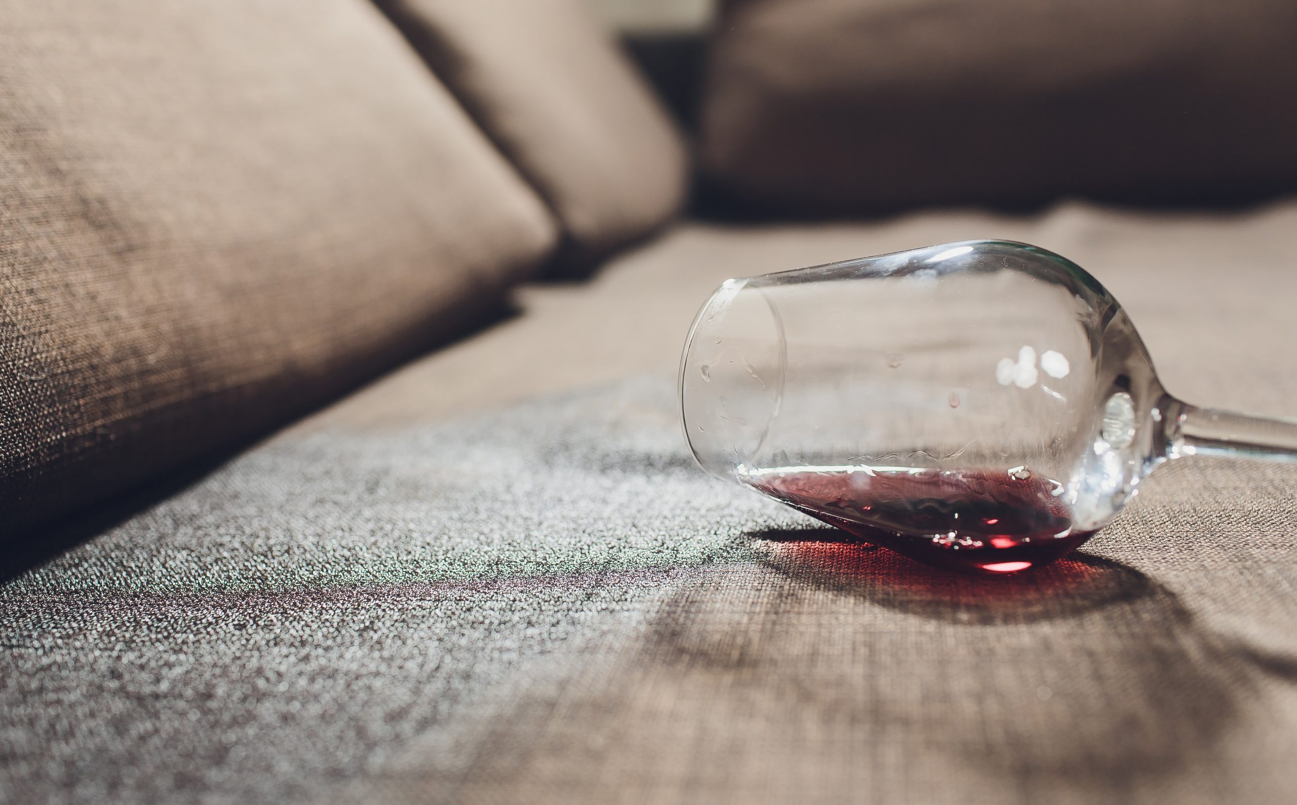 Mitos e Verdades sobre a Limpeza de Manchas de Vinho em Diferentes Tecidos