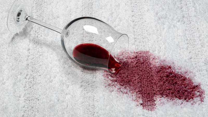 como tirar mancha de vinho do sofá