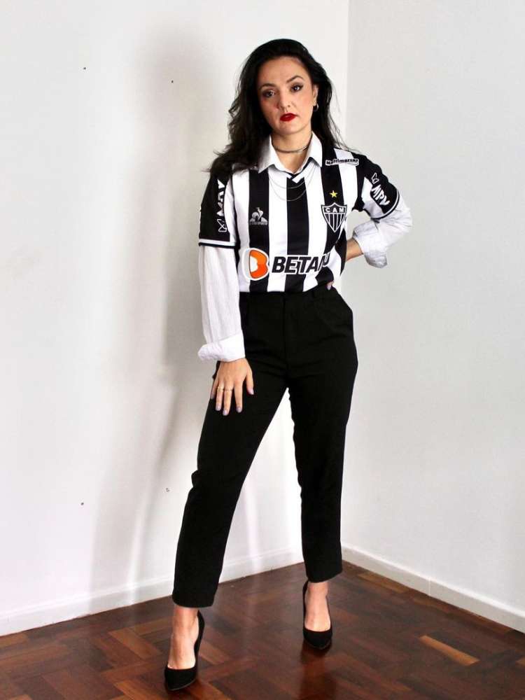 Do Campo à Passarela: A História da Camisa de Time na Moda Feminina