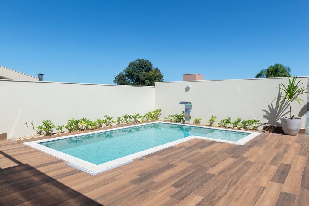 Por Que o Deck de Madeira é o Queridinho das Áreas de Piscina? - inspiração 1