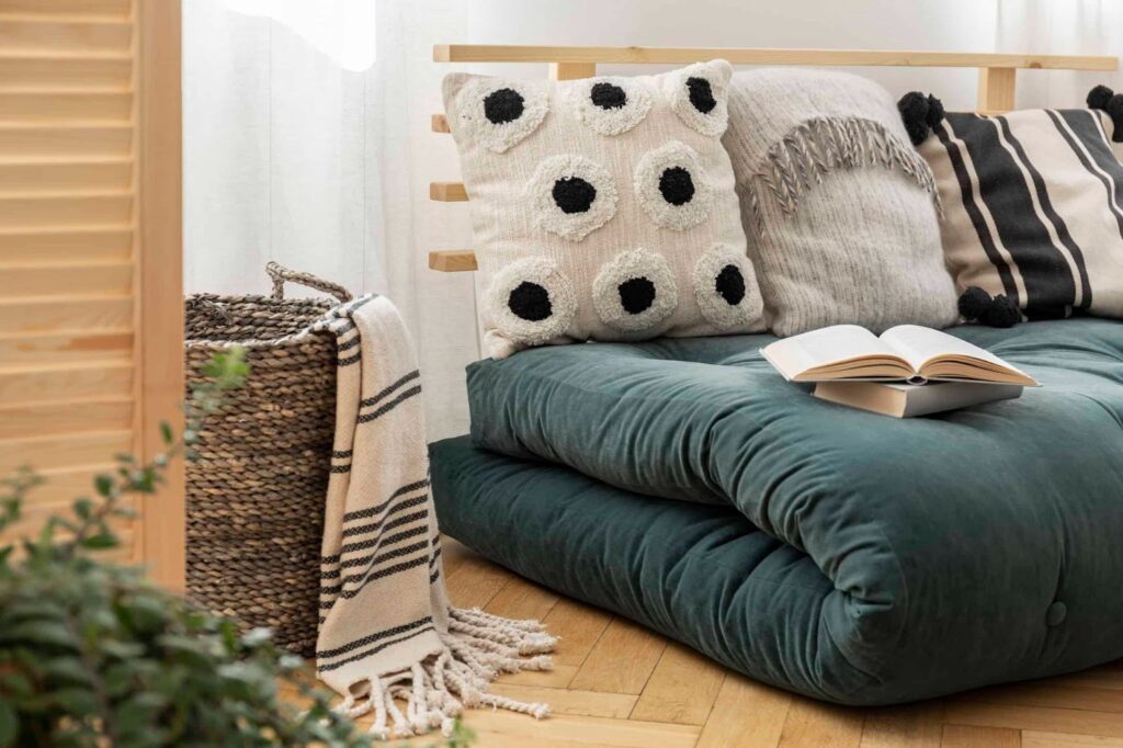 Futon na Sala de TV: Aconchego para Momentos em Família - inspiração 1