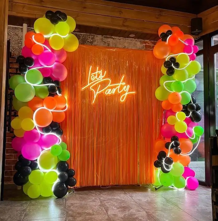 Balões Que Brilham: Tendências em Arcos e Arranjos Neon - inspiração 1