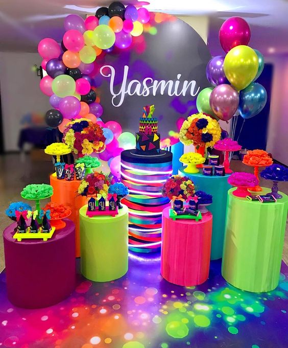 Elementos Suspensos: Luminárias e Adereços Criativos em Neon - inspiração 1