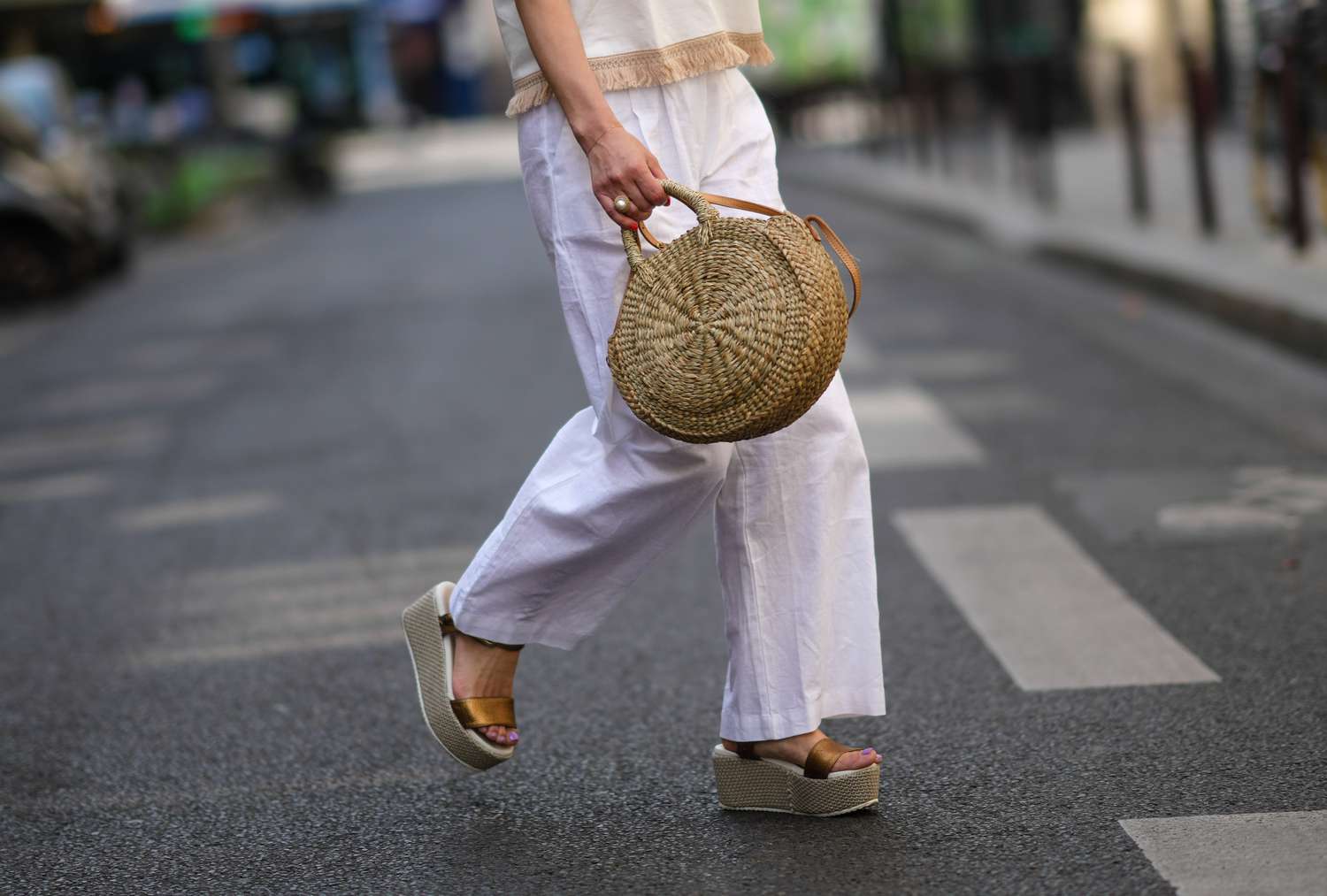 Dicas de looks casuais com sandália flatform para o dia a dia
