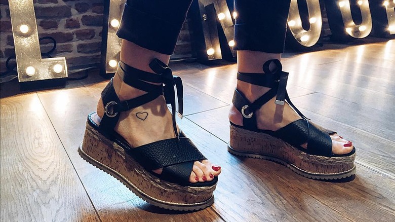 looks com sandália flatform