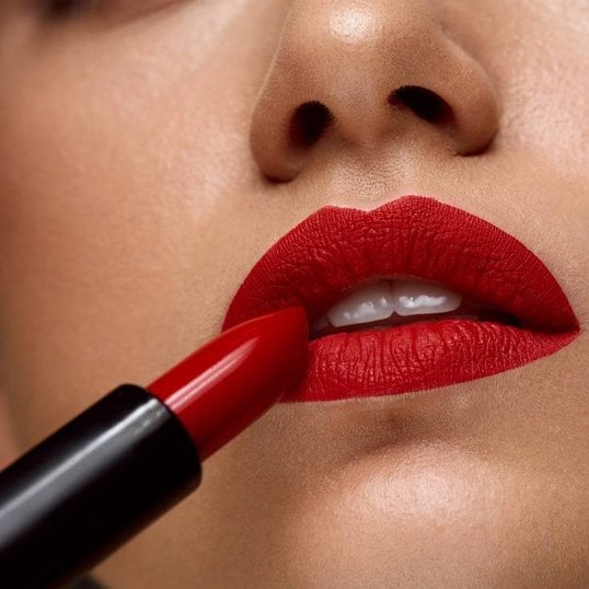 Batom Vermelho Matte vs. Acetinado: Qual o Melhor para Você?