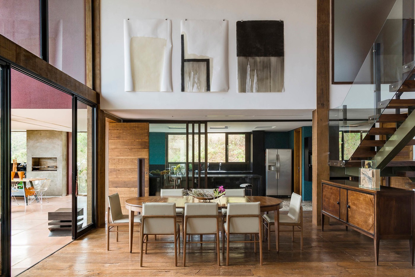 Decoração Criativa: Aproveitando a Verticalidade do Pé-Direito Alto
