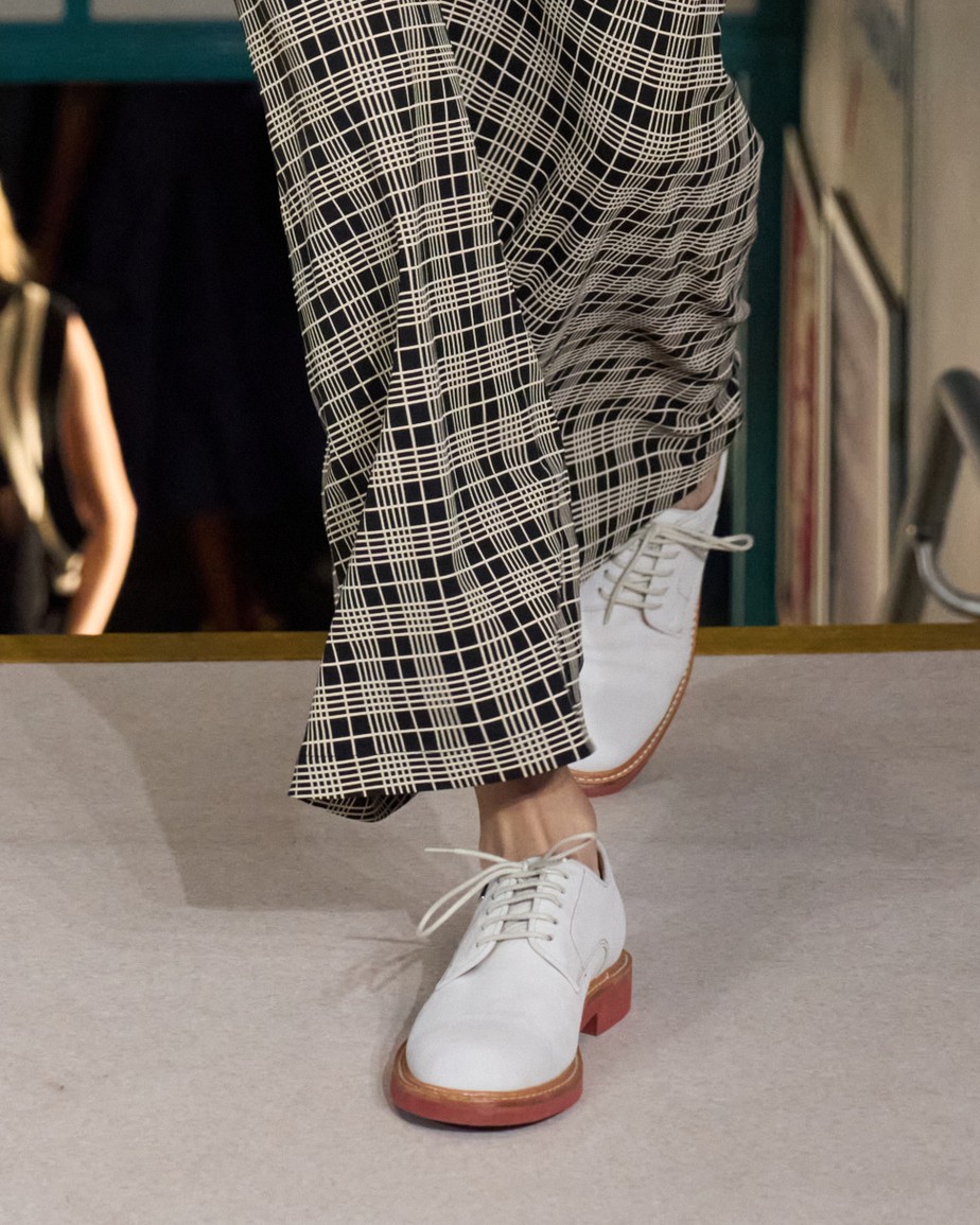 Como combinar tênis retrô slim com looks modernos