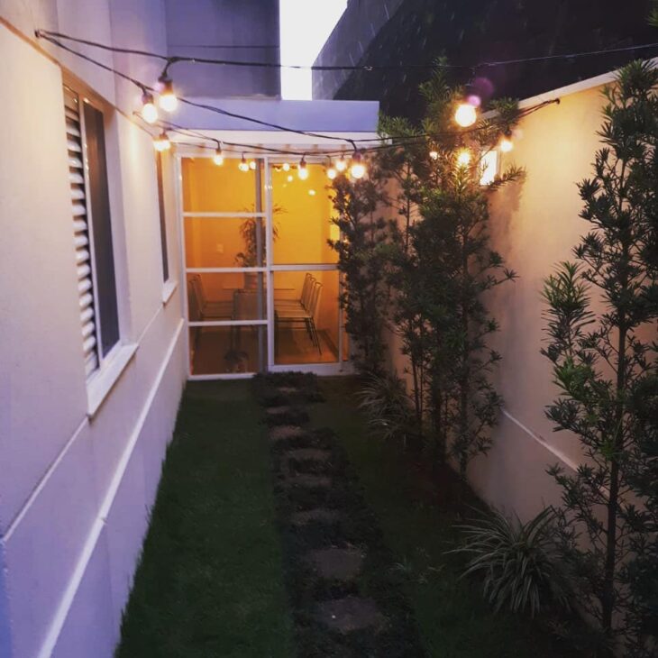 Varal de Luzes em Áreas Externas: Ampliando o Charme para Jardins e Varandas - inspiração 1