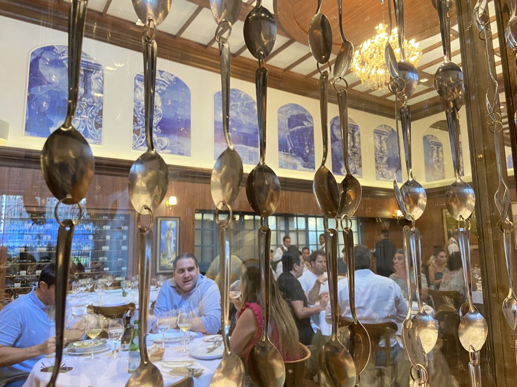 EA Gastronomia: experiência Antiquarius com preços acessíveis