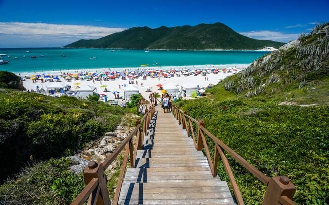 Guia completo: Passeio de barco em Arraial do Cabo e suas paradas imperdíveis