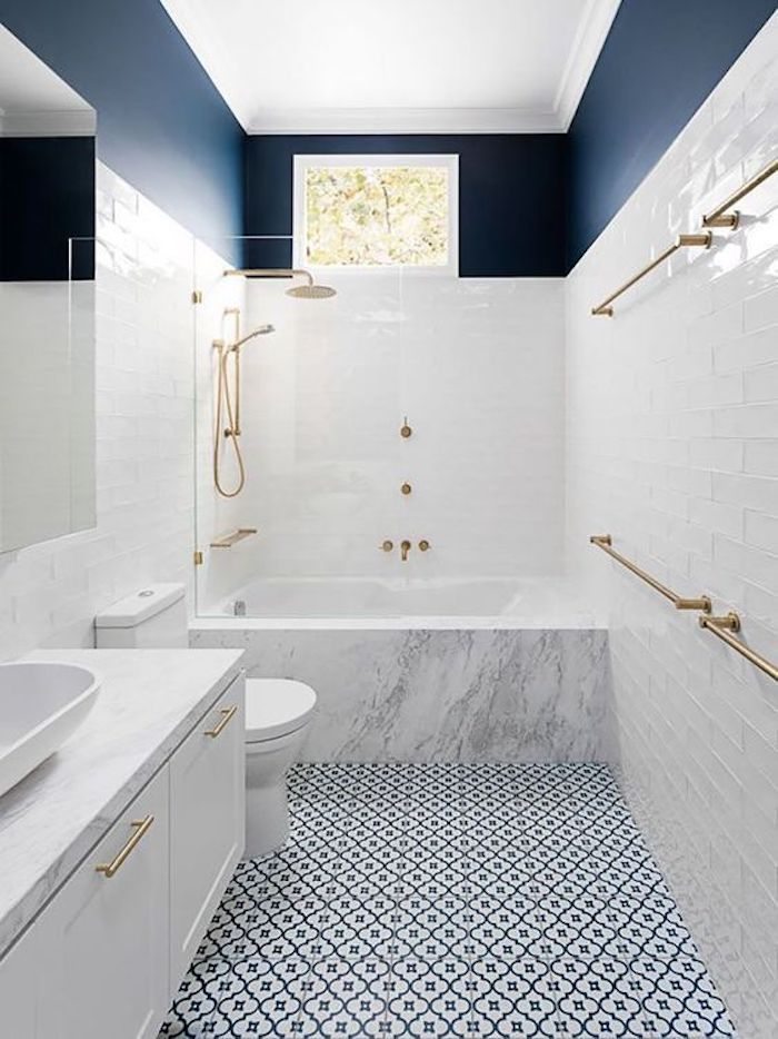 Banheiro Pequeno Azul e Branco: Dicas para Ampliar o Espaço