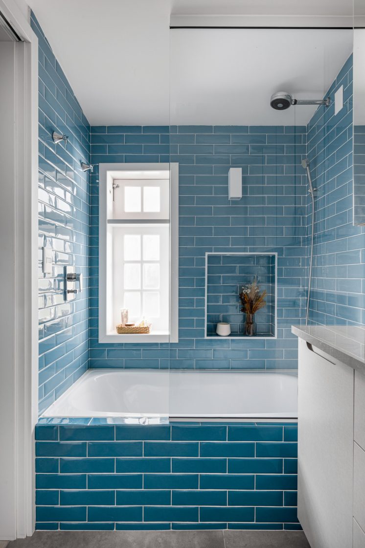 Gabinetes e Louças: O Guia Completo para um Banheiro Azul e Branco Perfeito