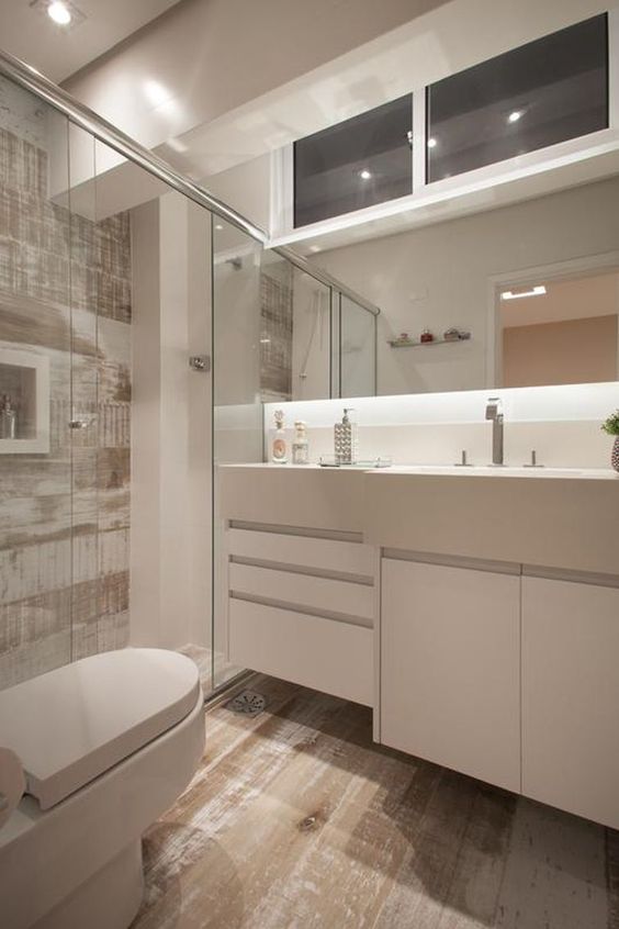 Combinando Cores e Metais com Porcelanato Amadeirado no Banheiro