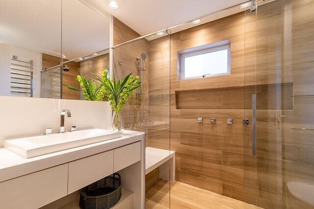 5 Ideias de Design com Porcelanato que Imita Madeira para Banheiros Modernos