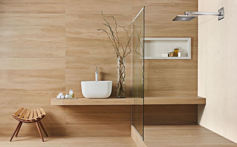 Combinando Cores e Metais com Porcelanato Amadeirado no Banheiro