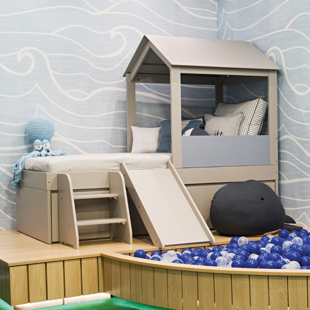 Cama montessoriana com escorregador: Diversão e autonomia no quarto