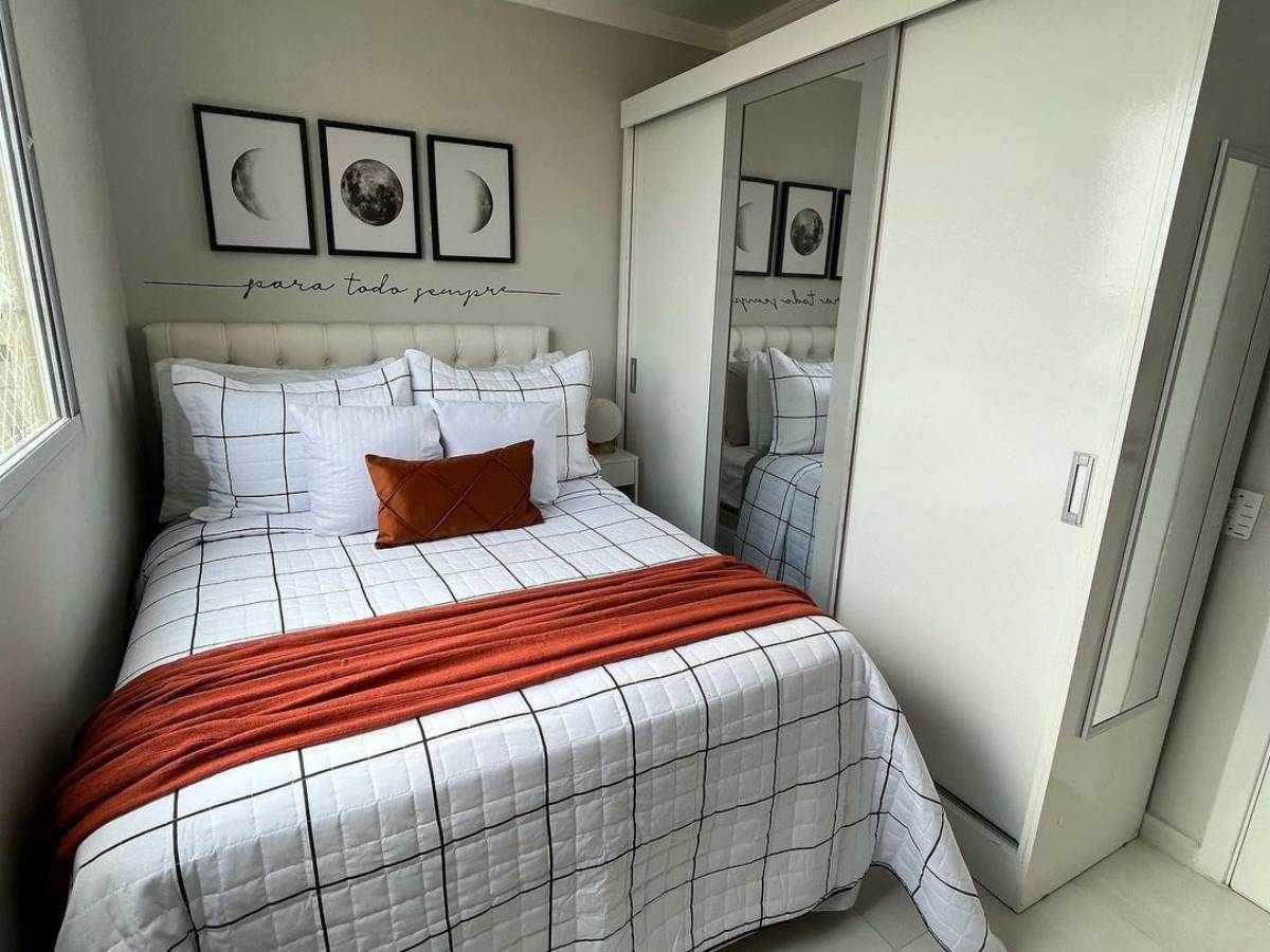 Decoração de Quarto Pequeno: O Poder das Cores Claras e Espelhos