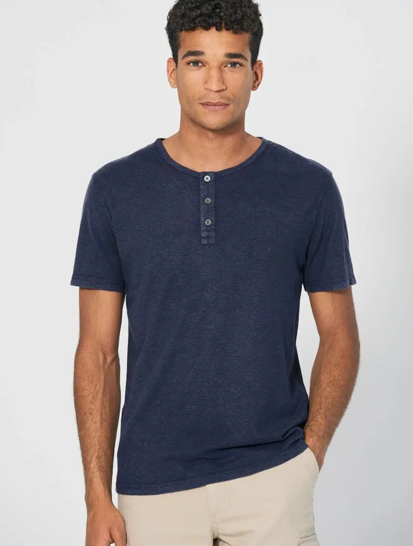 como usar Henley masculina