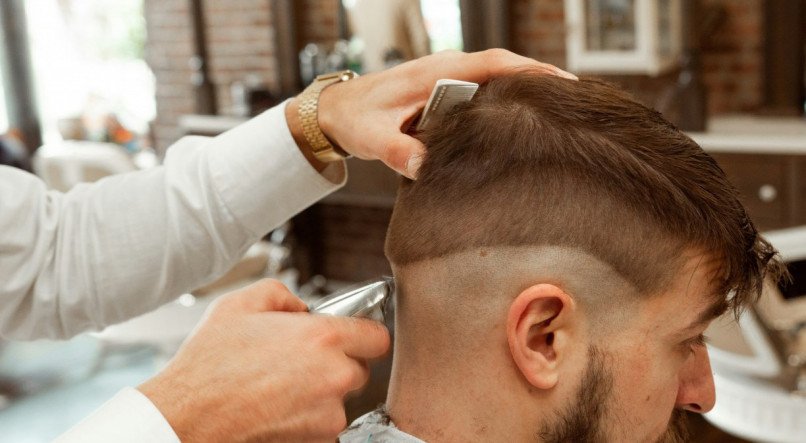 Produtos essenciais para estilizar seu topete masculino