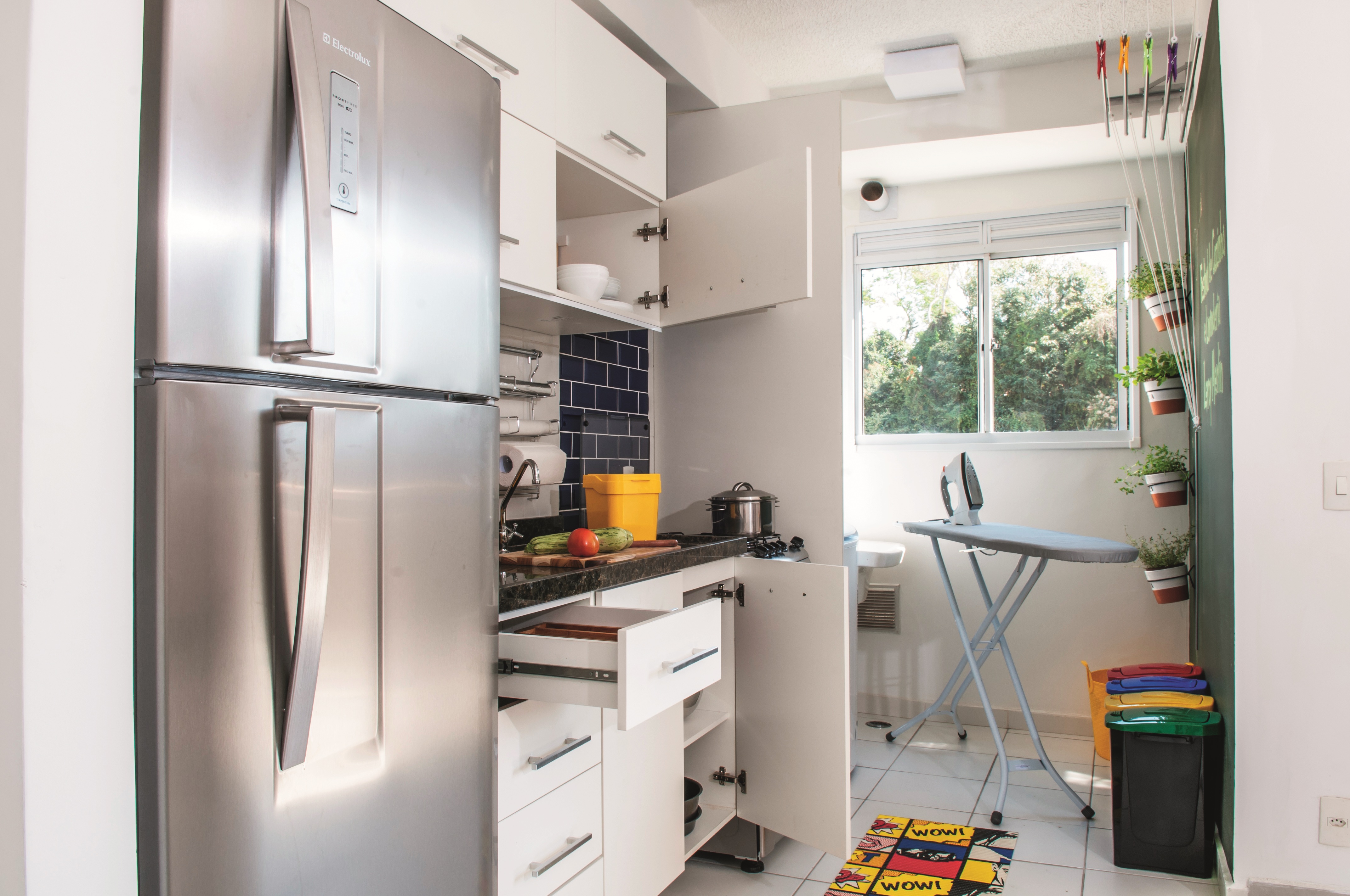 Cores que ampliam: paleta ideal para cozinhas com lavanderia