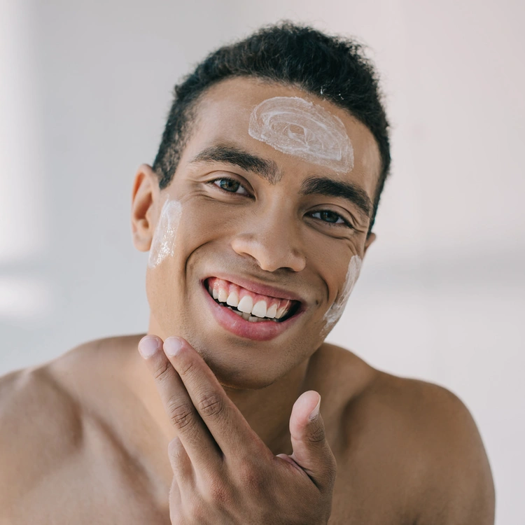 Como montar uma rotina de skincare masculina para pele oleosa