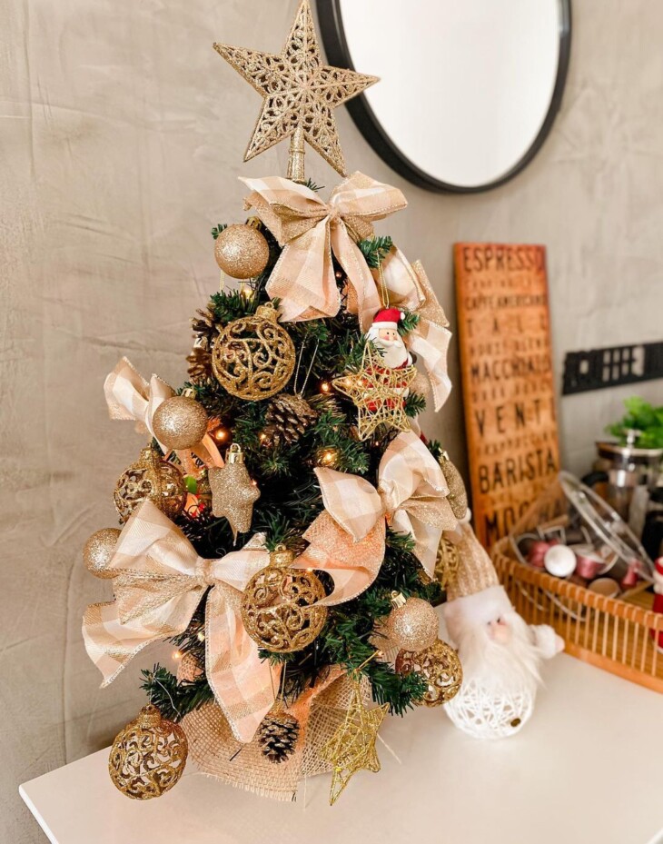 Transforme sua casa: Ideias criativas para posicionar sua árvore de Natal pequena