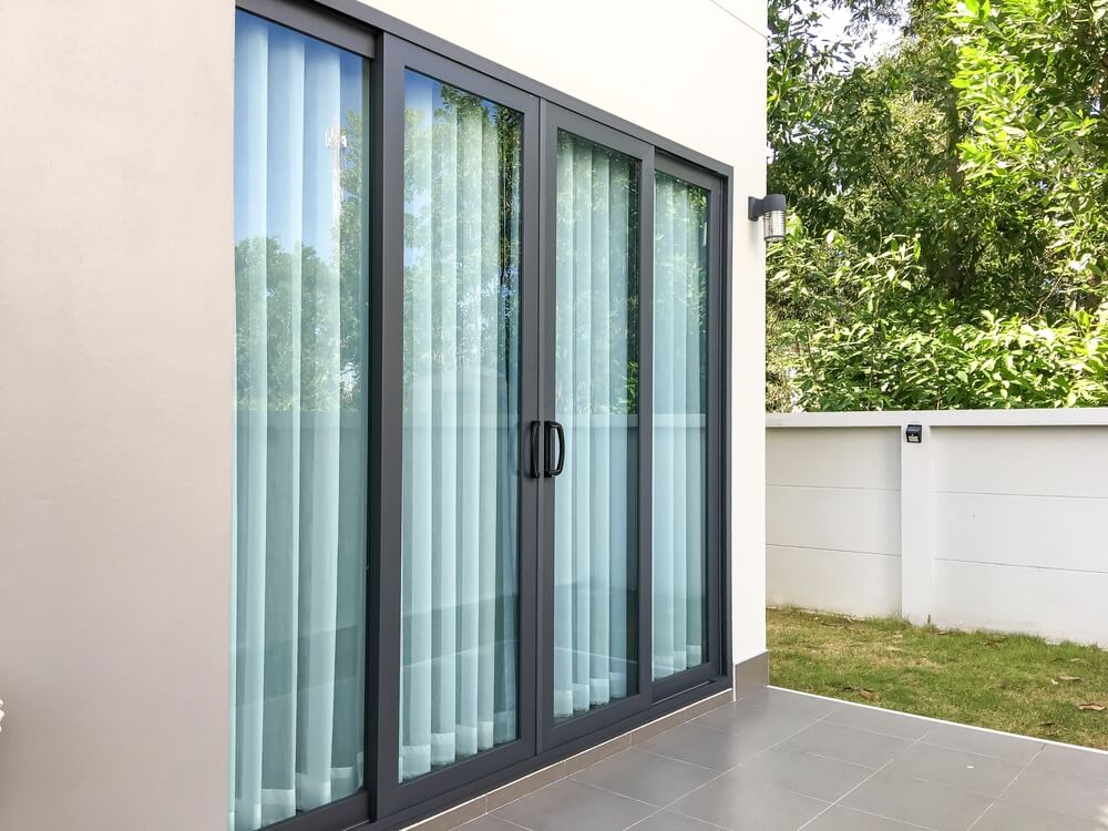 Cortinas e Persianas para Janelas de Alumínio: Qual a Melhor Opção para o Seu Quarto?
