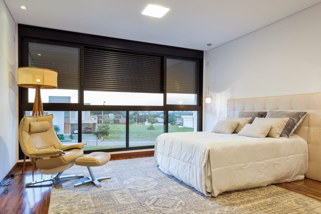 Feng Shui no Quarto: Onde Posicionar a Cama em Relação à Janela de Alumínio