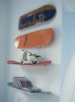 decoração de quarto com skate na parede
