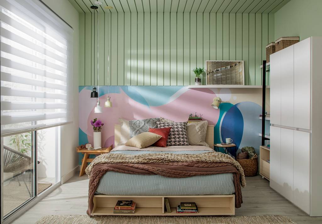 decoração de quarto com teto de madeira