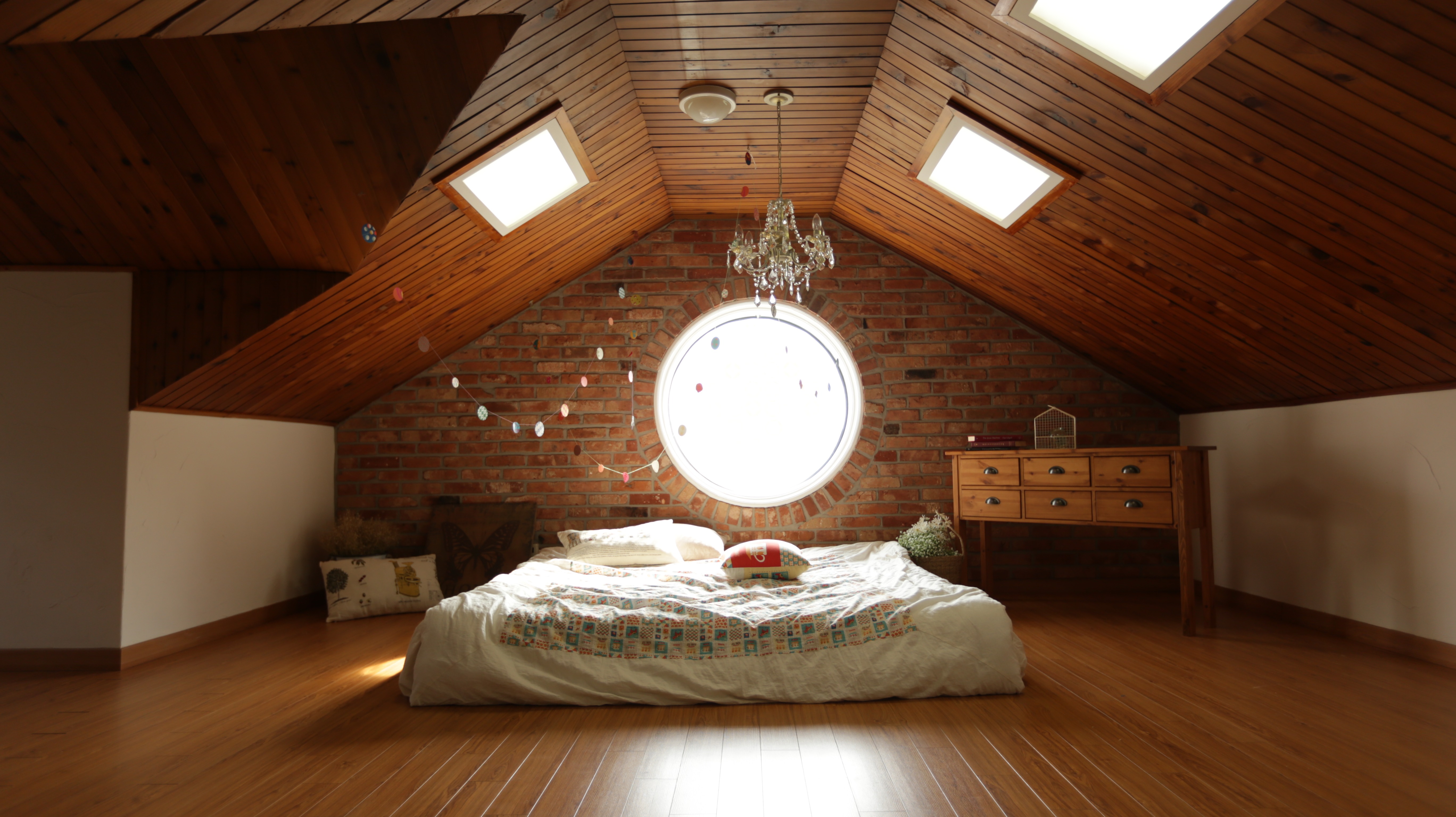 Transforme seu Quarto: Ideias Modernas com Teto de Madeira