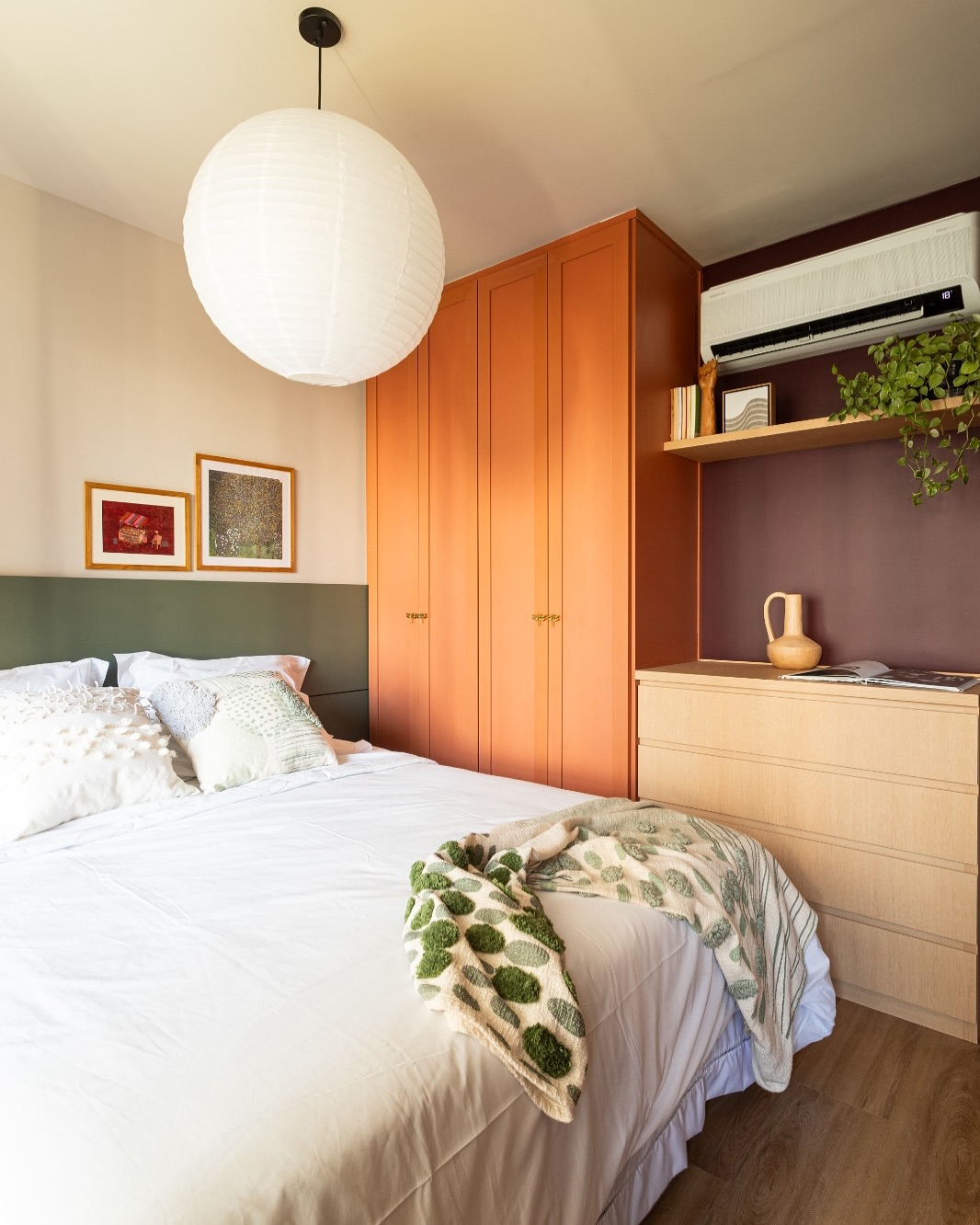 Espelhos e Texturas: Truques Simples para Dar Amplitude e Conforto ao Quarto de Casal