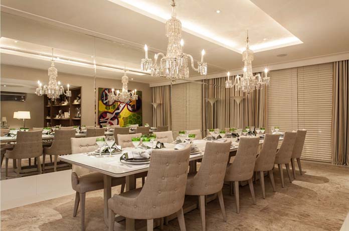 Decoração de parede e plantas: o toque verde na sala de jantar contemporânea