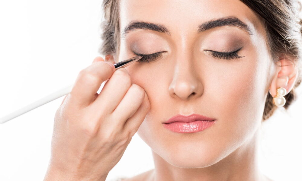 Maquiagem para Olhos Caídos: Truques com Lápis Bege e Esfumado Ascendente