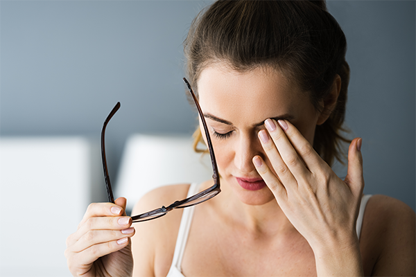 Maquiagem para Olhos Caídos: Truques com Lápis Bege e Esfumado Ascendente