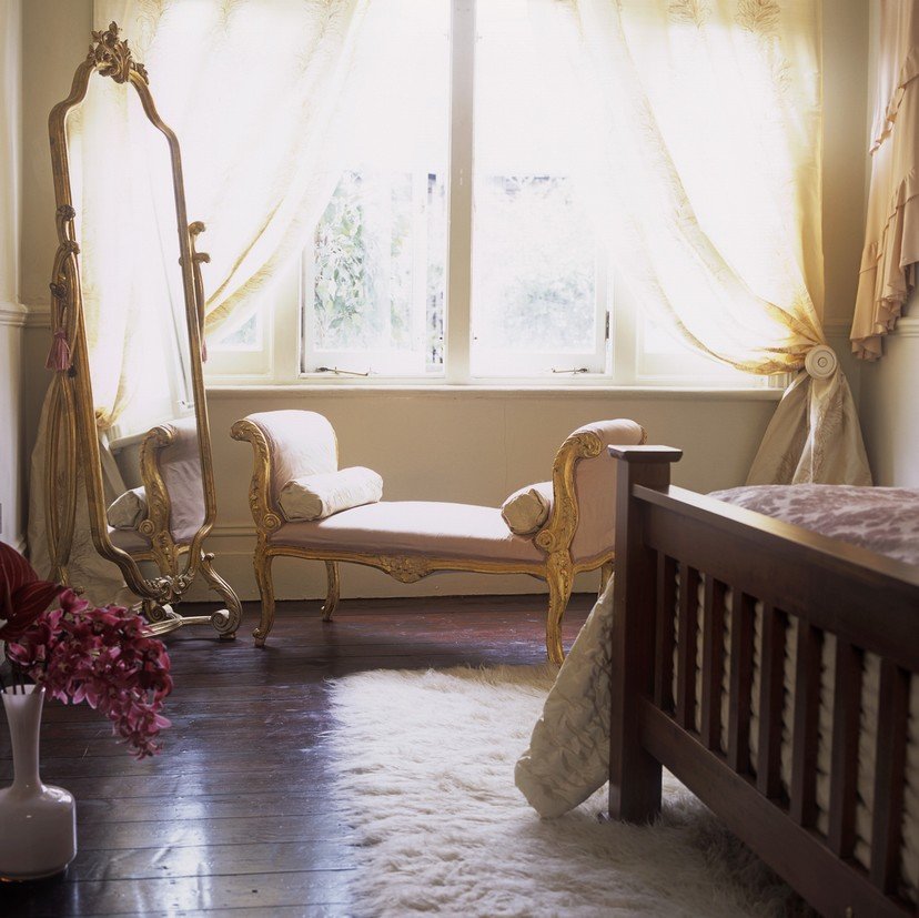 Espelho de chão com prateleiras: Funcionalidade e design para otimizar o quarto