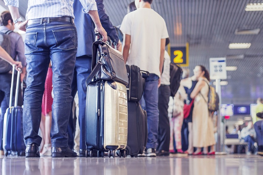 1. Guia Completo: Como Investir em Ações de Turismo na Bolsa de Valores; 2. Franquias de Turismo: Oportunidades e Faturamento Médio para Empreendedores; 3. Abra Sua Agência de Viagens: Custos Iniciais e Linhas de Crédito como o Fungetur; 4. Nichos de Ouro: As Áreas Mais Rentáveis para Investir no Setor de Turismo; 5. Turismo Receptivo e de Luxo: Estratégias para Lucrar em Mercados Específicos