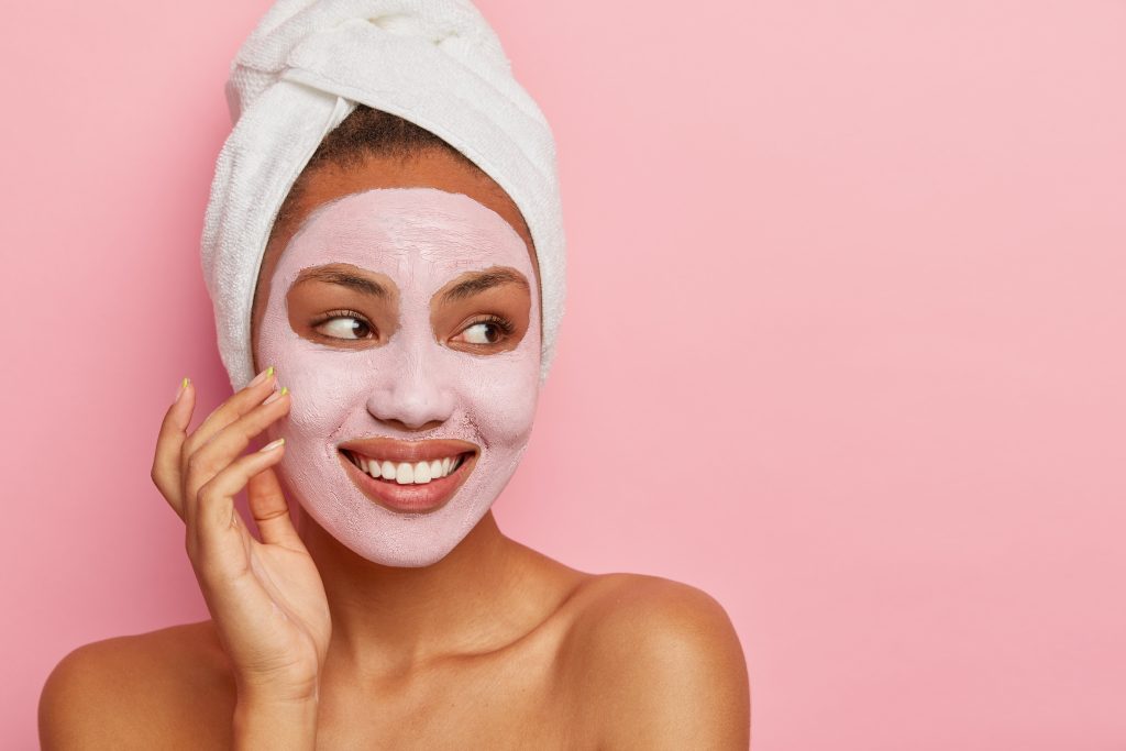 Argila branca e rosa: Soluções para peles sensíveis e com manchas