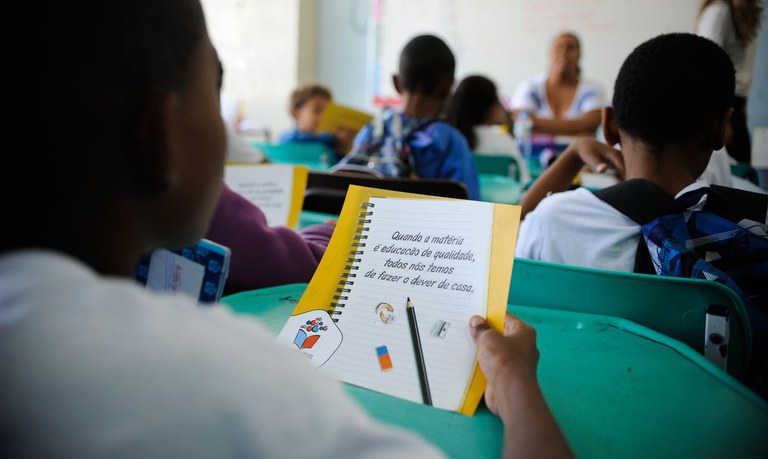o que é o programa brasil na escola