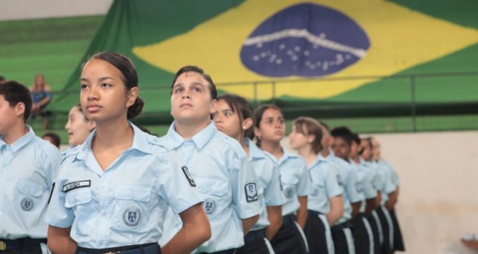 o que é o programa escolas cívico-militares