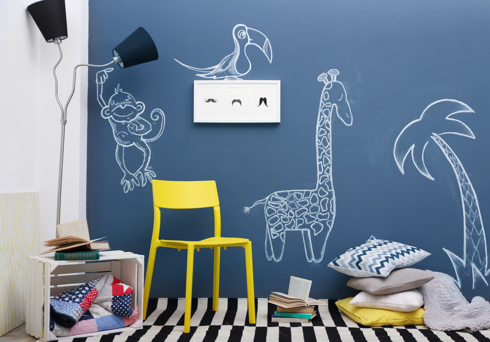 parede de giz no quarto juvenil