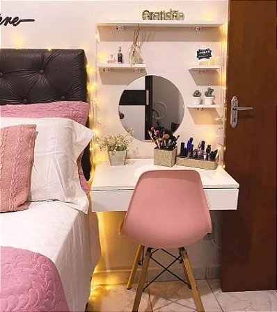 Preços e Onde Comprar a Sua; Penteadeiras Suspensas: Otimize Espaço com Estilo e Funcionalidade; Transforme Seu Canto de Beleza: Dicas de Organização para Penteadeiras; Penteadeira com Espelho e Iluminação: O Segredo para uma Maquiagem Impecável