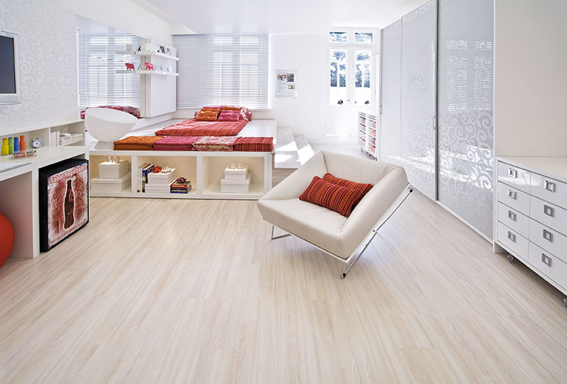 Porcelanato Amadeirado vs. Piso Laminado: Qual a Melhor Opção para Sua Casa?