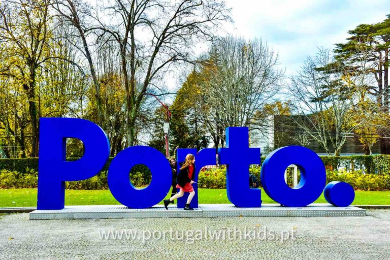 1. Roteiro de 7 dias em Portugal com crianças: O que não pode faltar!
2. Descubra os parques aquáticos mais divertidos do Algarve para a sua família.
3. Viagem de comboio em Portugal com crianças: Dicas e roteiros.
4. Planejando sua viagem para Portugal: Documentação e segurança para menores.
5. Portugal dos Pequenitos: Uma viagem no tempo para os pequenos exploradores.