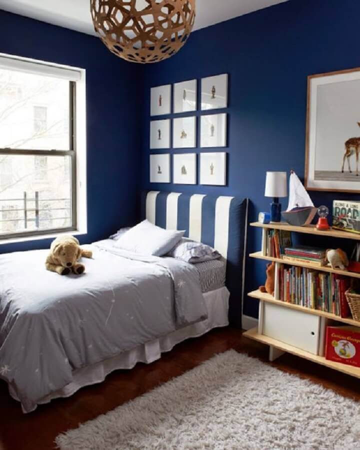 quarto azul marinho e branco