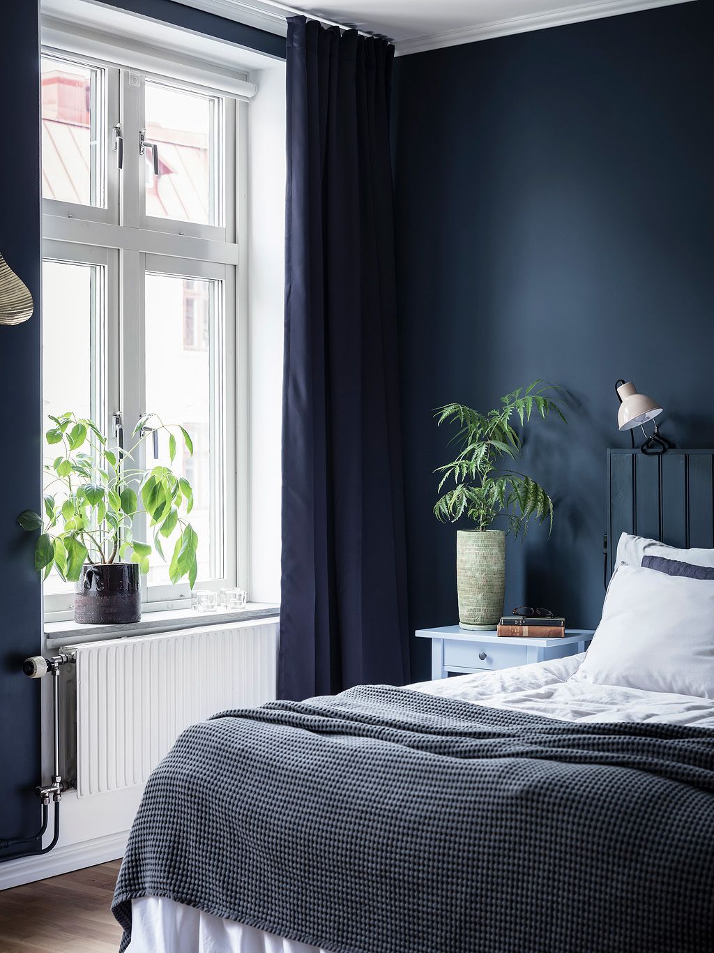 quarto azul marinho e branco